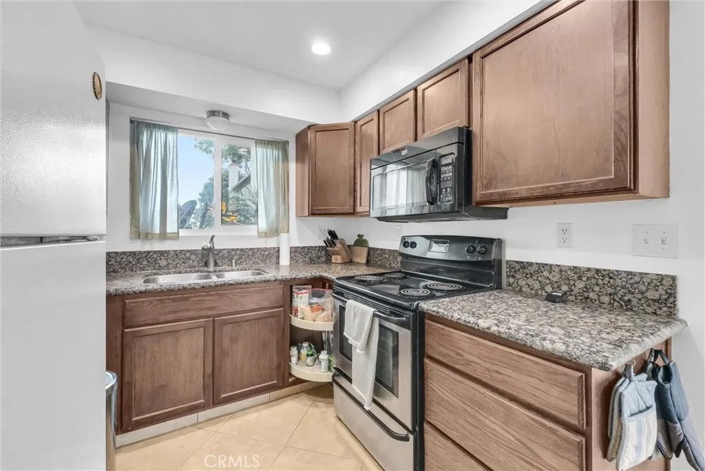 855 N Lemon Street 6