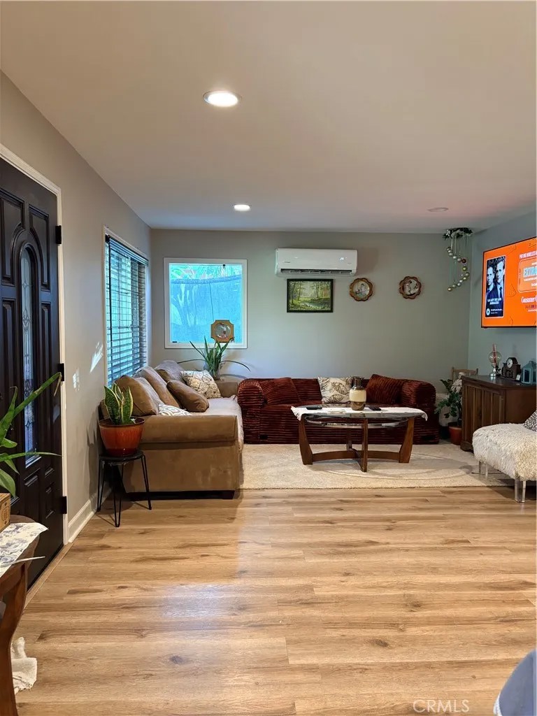 2735 W George