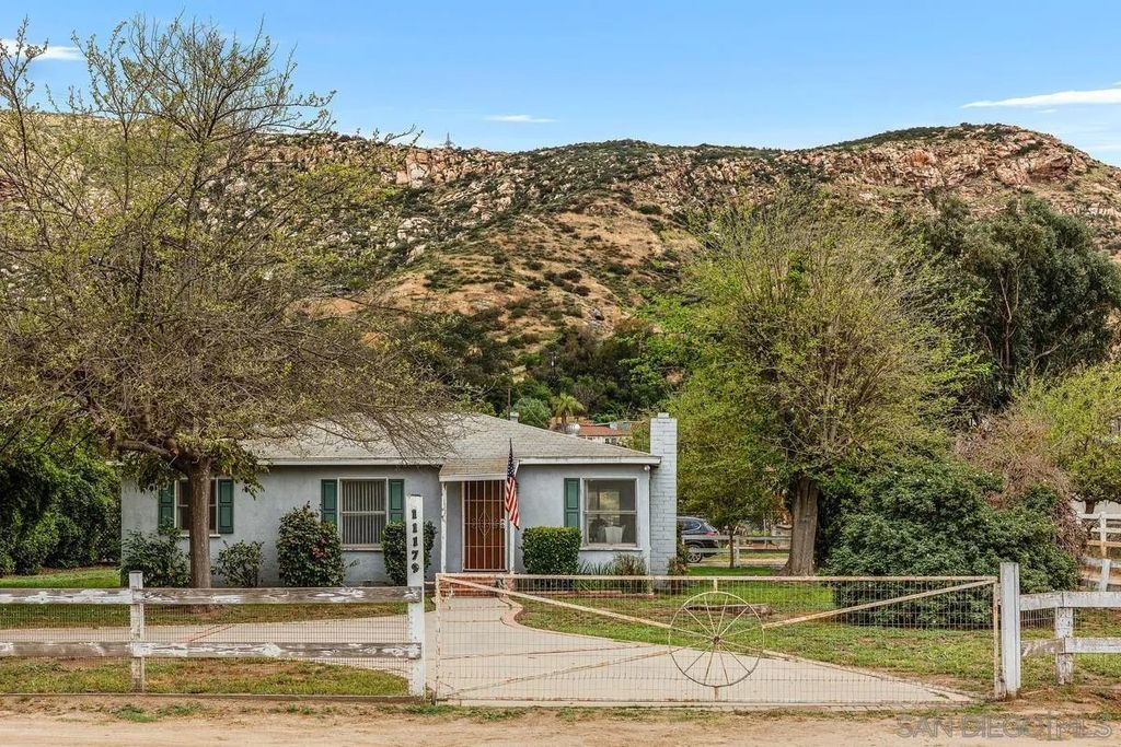 Photo of 11179 Topo Ln, Lakeside, CA 92040 (MLS # 260007501)