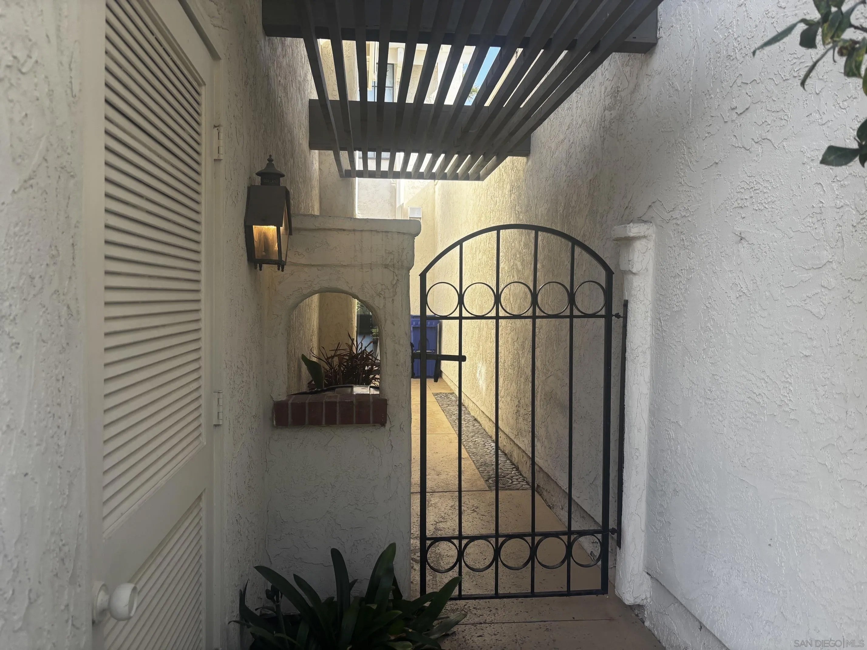 16057 Via De Las Palmas