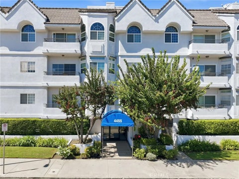 Photo of 4455 Hazeltine Avenue #208, Sherman Oaks, CA 91423 (MLS # SR26195769)