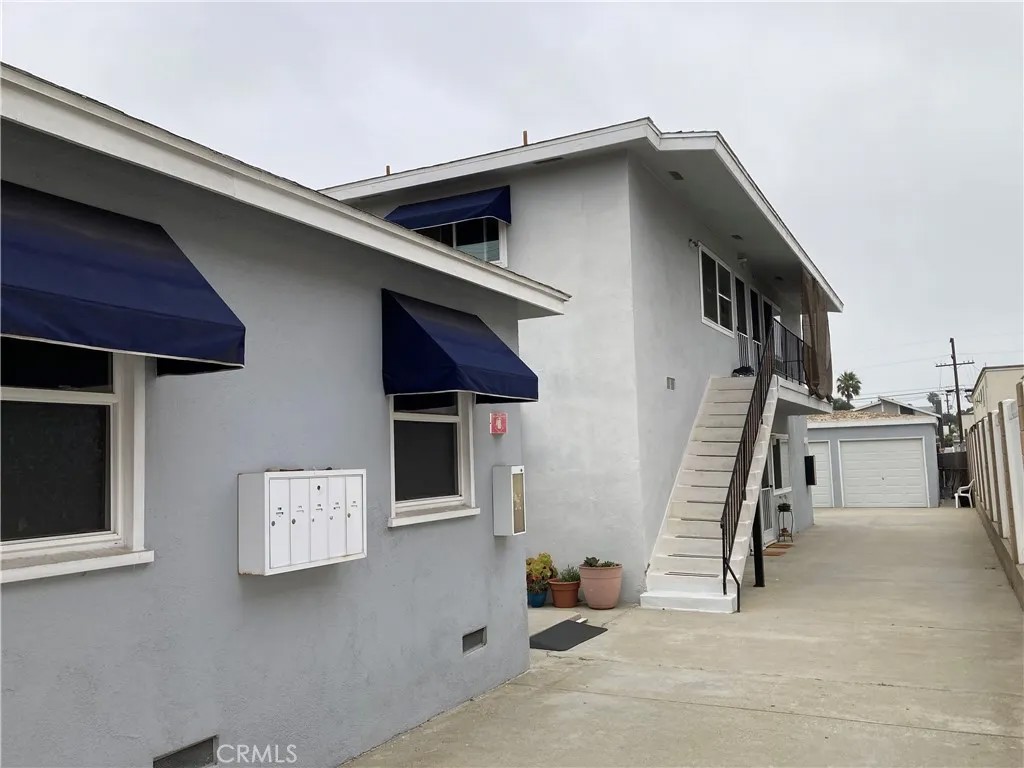 2607 Rockefeller Lane