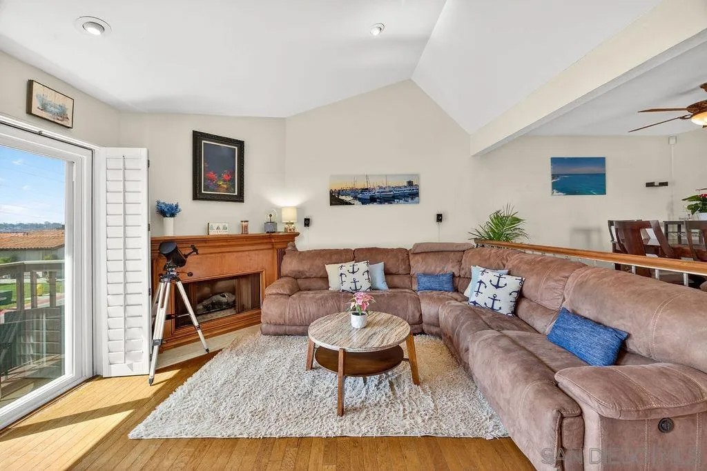 6998 Camino Degrazia