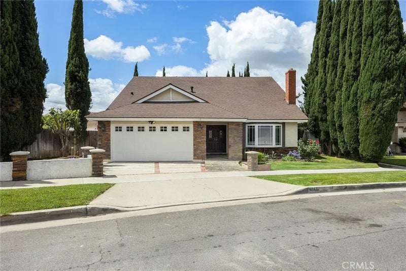 4962 E Glenview
