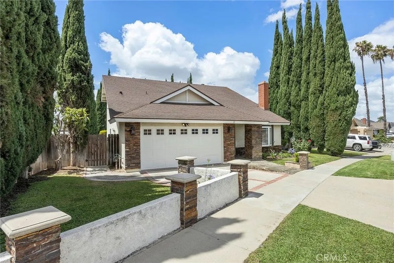 4962 E Glenview