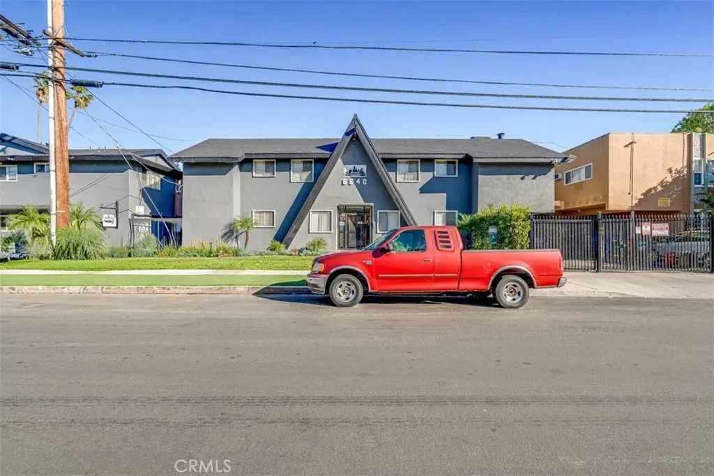 Photo of 6640 Darby Avenue, Reseda, CA 91335 (MLS # SR26016811)