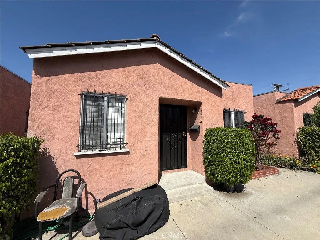 Photo of 1171 W 38th Street, Los Angeles, CA 90037 (MLS # SR26077216)