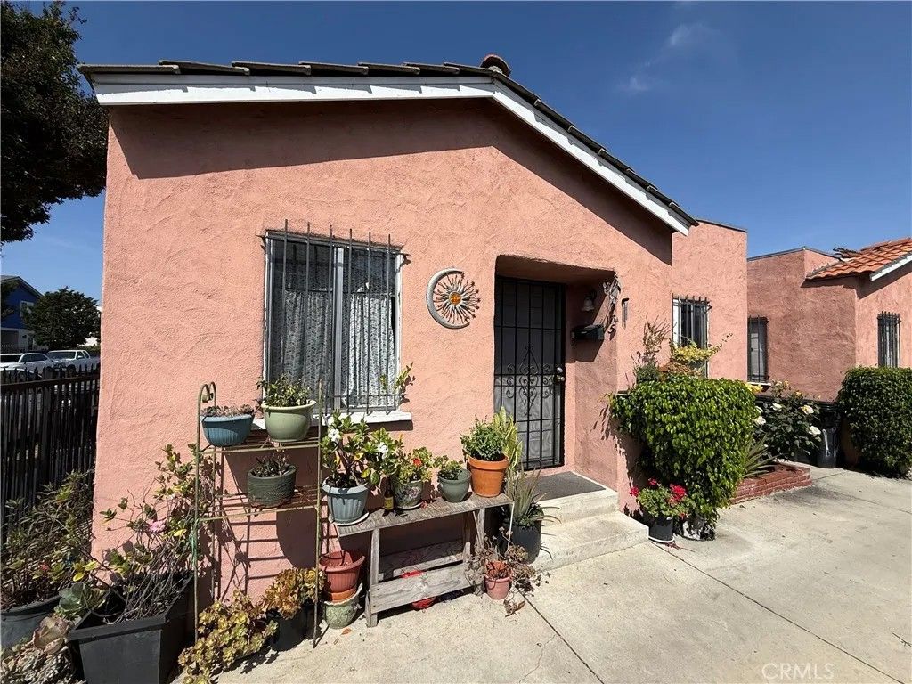 Photo of 1171 W 38th Street, Los Angeles, CA 90037 (MLS # SR26077216)