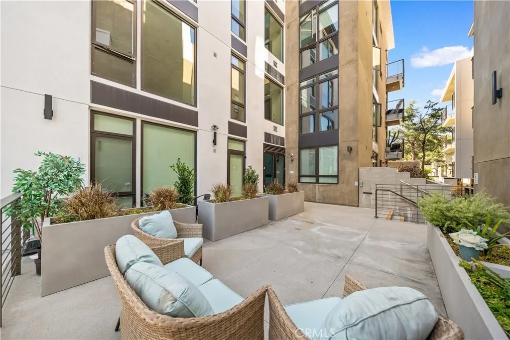 709 E Walnut Street 227