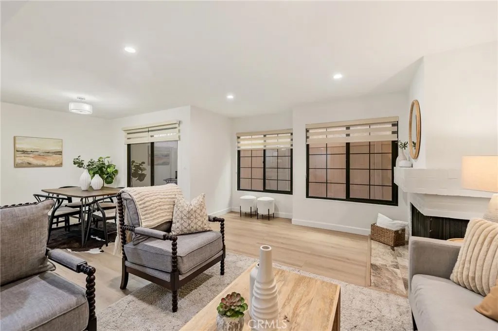 441 E San Jose 111