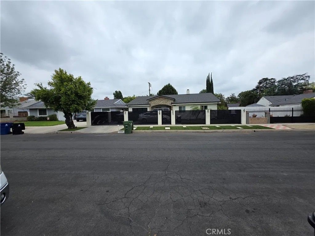 Photo of 7814 Jellico AVE, Northridge, CA 91325 (MLS # SR26104708)