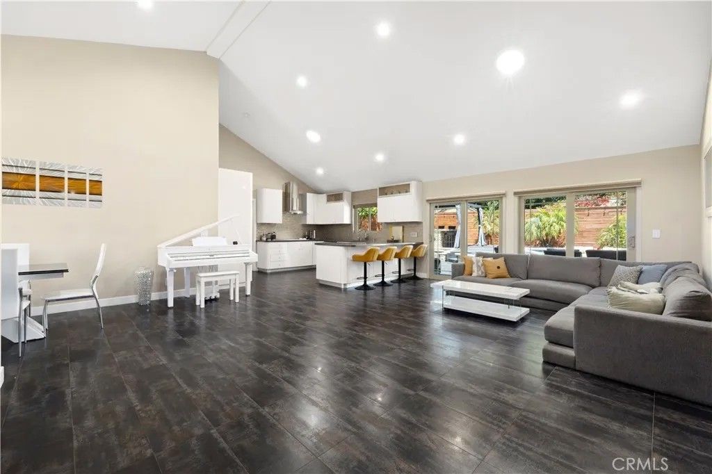 Photo of 7814 Jellico AVE, Northridge, CA 91325 (MLS # SR26104708)