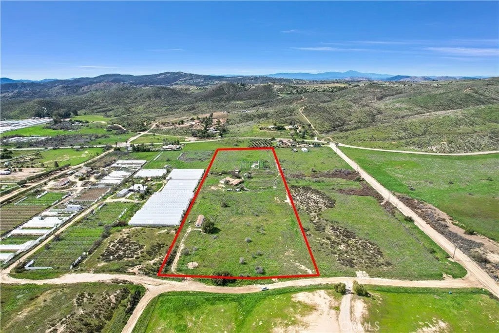Photo of 43450 Morgan Rd, Hemet, CA 92544 (MLS # OC26133140)