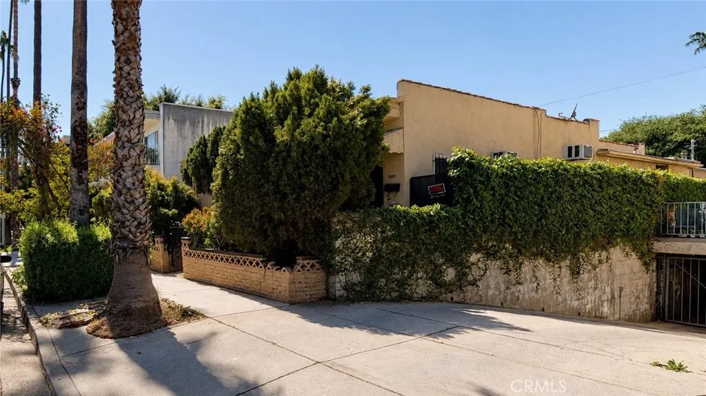 1029 N Orange Grove