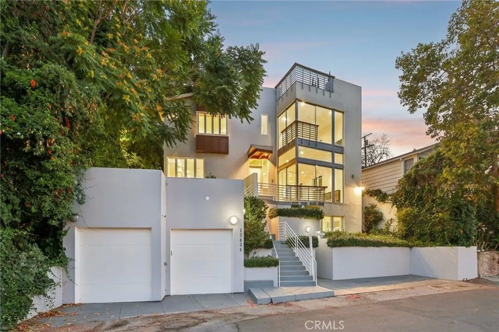 Photo of 13424 Contour, Sherman Oaks, CA 91423 (MLS # DW26014322)