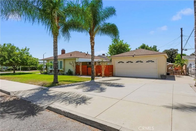 943 E Olive