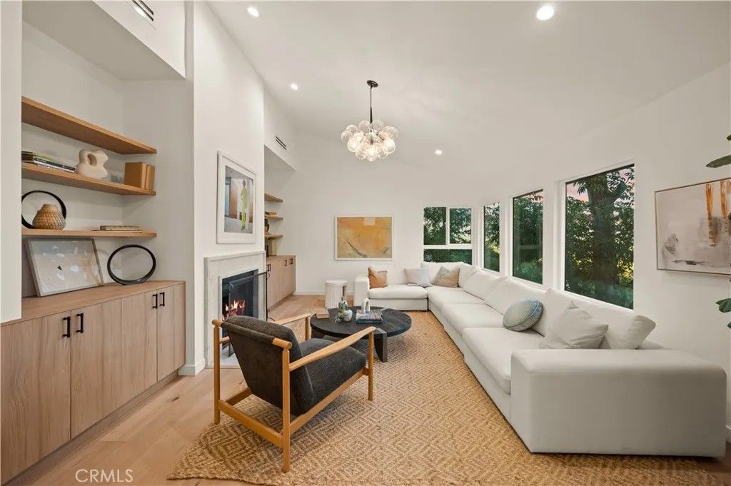 Photo of 3947 Sumac Drive, Sherman Oaks, CA 91403 (MLS # SR25275624)