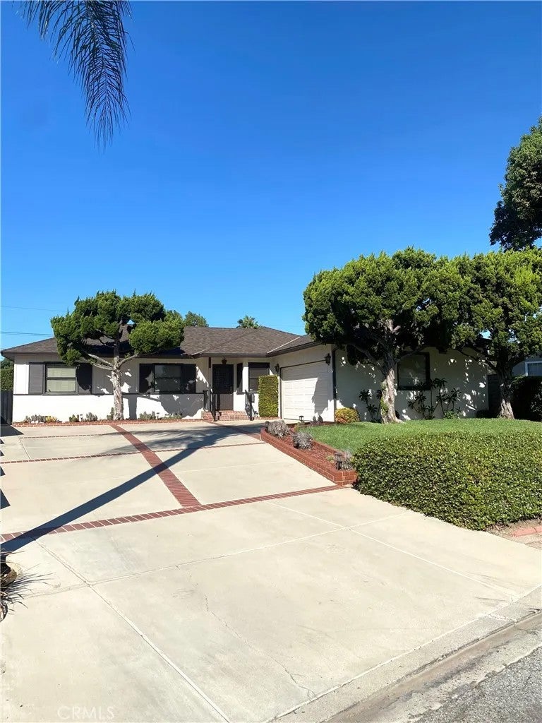 651 S Albertson