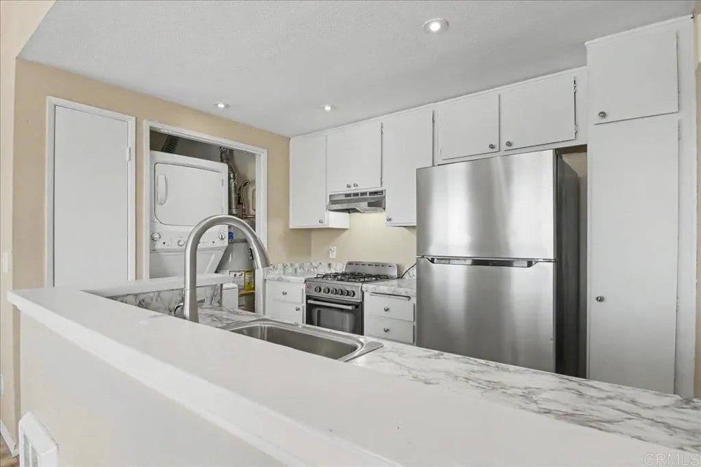 883 W San Ysidro Boulevard 10