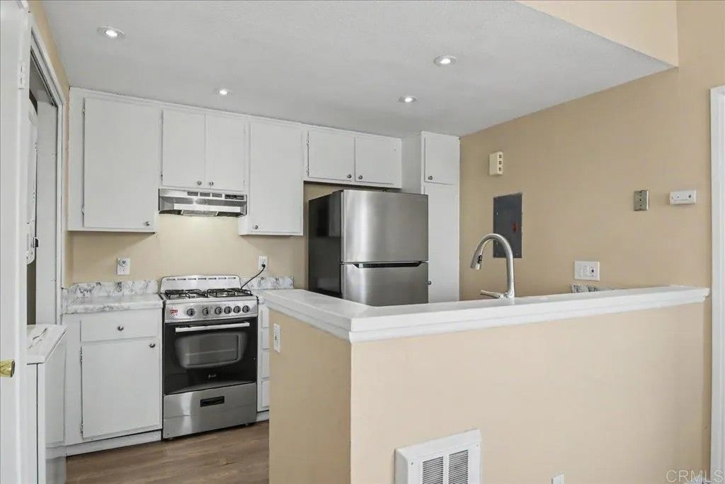 883 W San Ysidro Boulevard 10