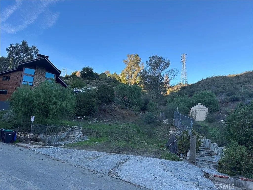 Photo of 28923 Crags Dr, Agoura Hills, CA 91301 (MLS # SR25265488)