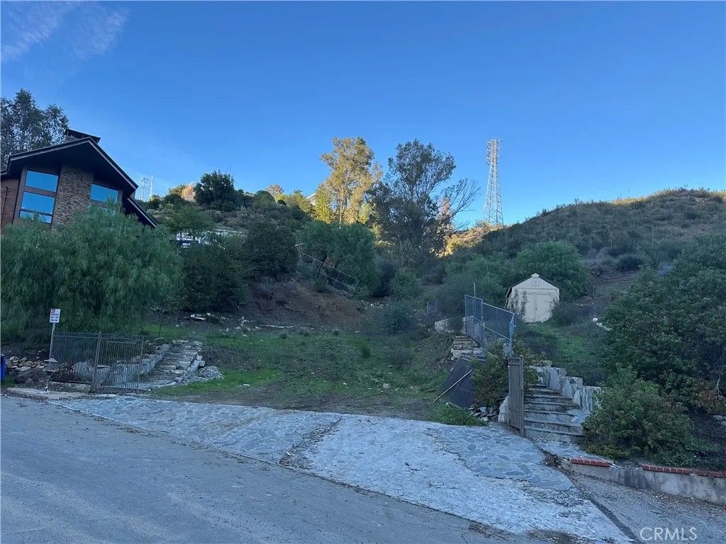 Photo of 28923 Crags Dr, Agoura Hills, CA 91301 (MLS # SR25265488)