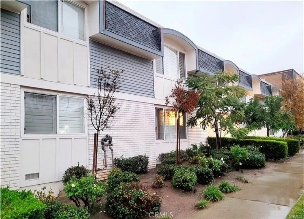 Photo of 1725 Loma Ave #16, Long Beach, CA 90804 (MLS # RS26040755)