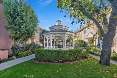 Photo of 7615 Glade Ave #114, Canoga Park, CA 91304 (MLS # SR26007086)