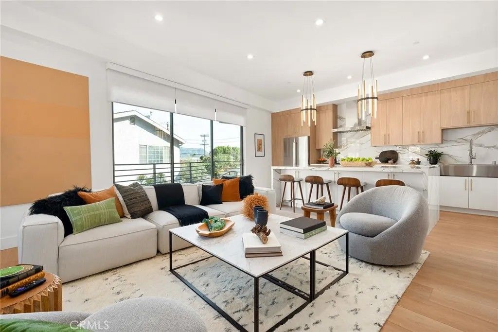 Photo of 11026 Oxnard St, North Hollywood, CA 91606 (MLS # SR26001201)