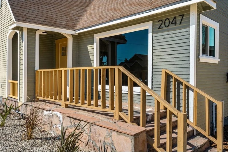 2047 W 78th Place