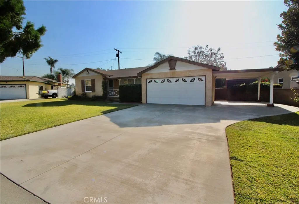 1054 E Casad Avenue