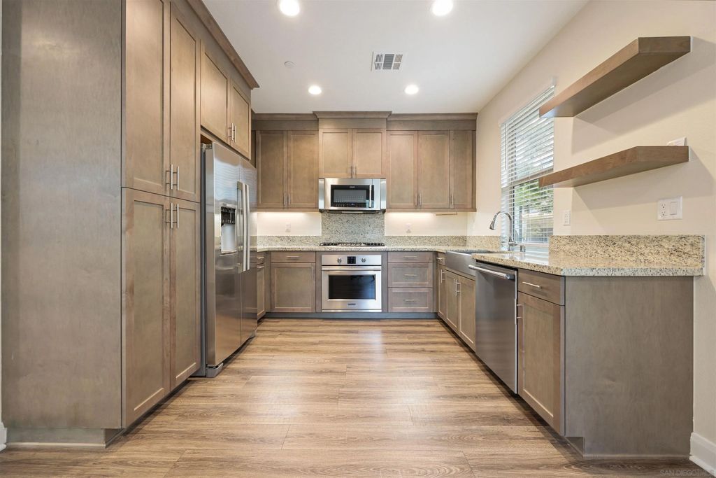 Photo of 2115 Solara LN, Vista, CA 92081 (MLS # 260010795)