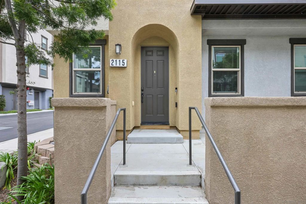 Photo of 2115 Solara LN, Vista, CA 92081 (MLS # 260010795)