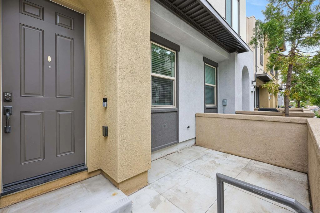 Photo of 2115 Solara LN, Vista, CA 92081 (MLS # 260010795)