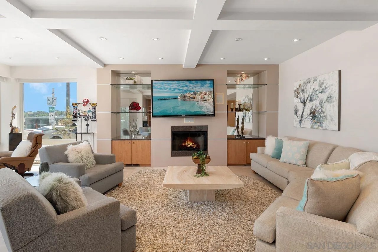 3328 Crown Point