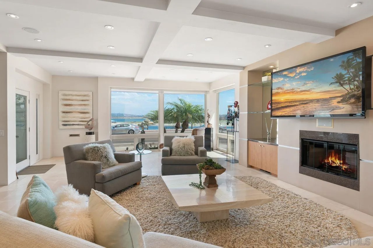 3328 Crown Point