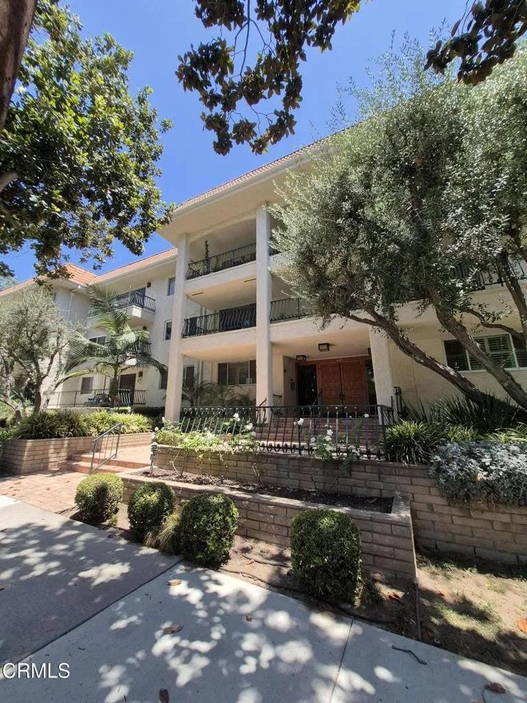 Photo of 420 S Madison Avenue #204, Pasadena, CA 91101 (MLS # P1-28472)