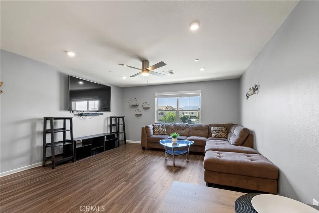 1037 W Clover Ave