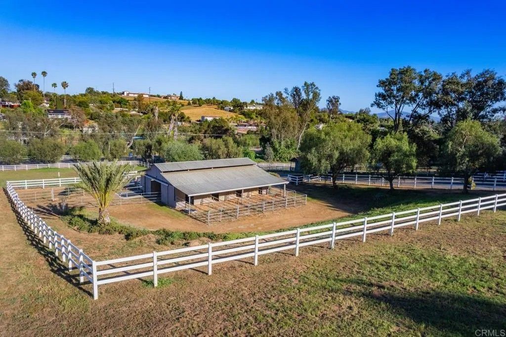 Photo of 161 Lemon Grove Drive, Fallbrook, CA 92028 (MLS # NDP2603615)