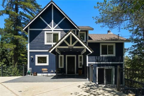 4 beds bed, 3.5 baths bath property at 26210 Circle Drive, Lake Arrowhead, CA 92352