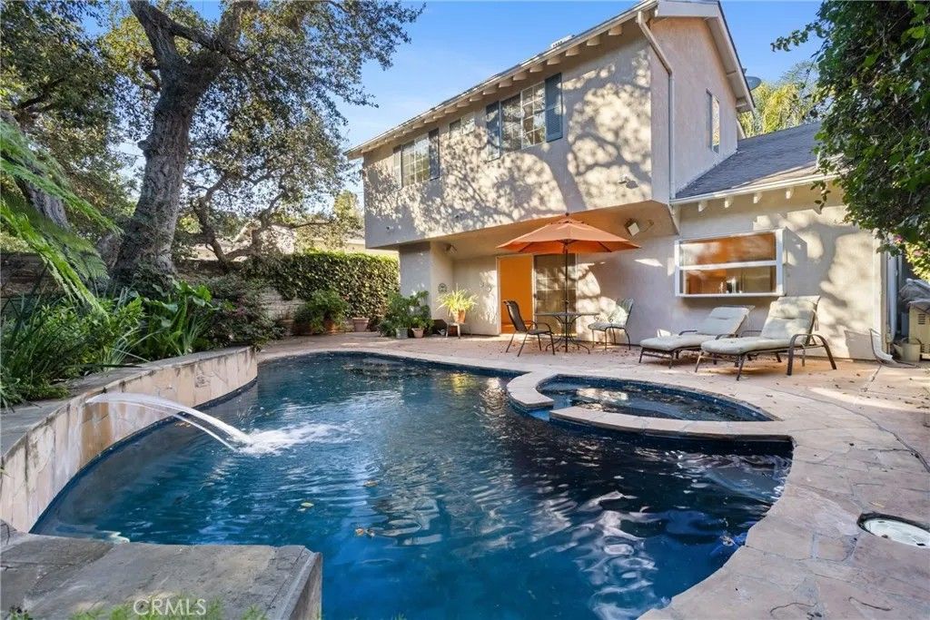 Photo of 22068 Martinez Street, Woodland Hills, CA 91364 (MLS # SR26026209)