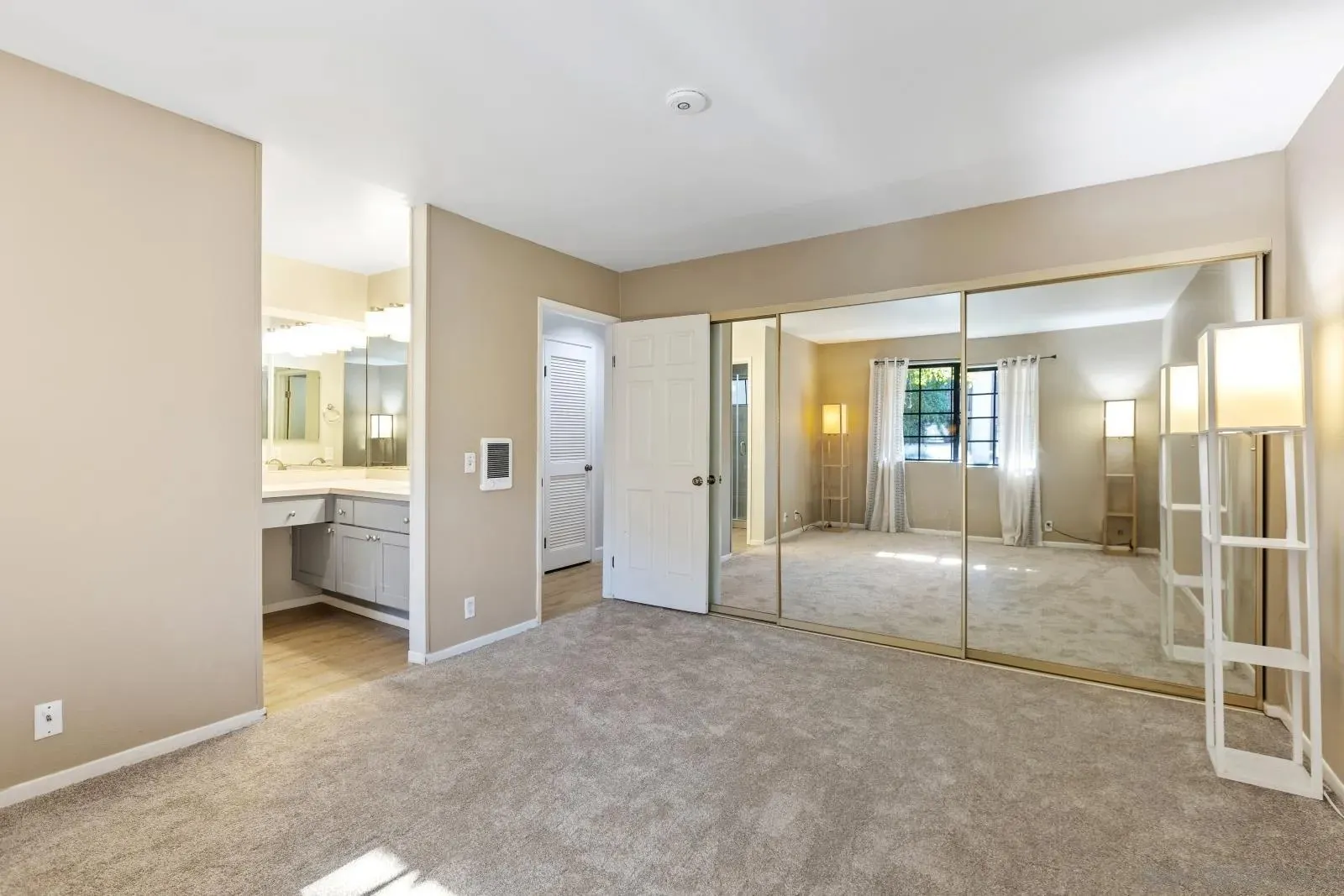 La Jolla, California 92037, United States, 2 Bedrooms Bedrooms, ,2 BathroomsBathrooms,Residential,Active,254048