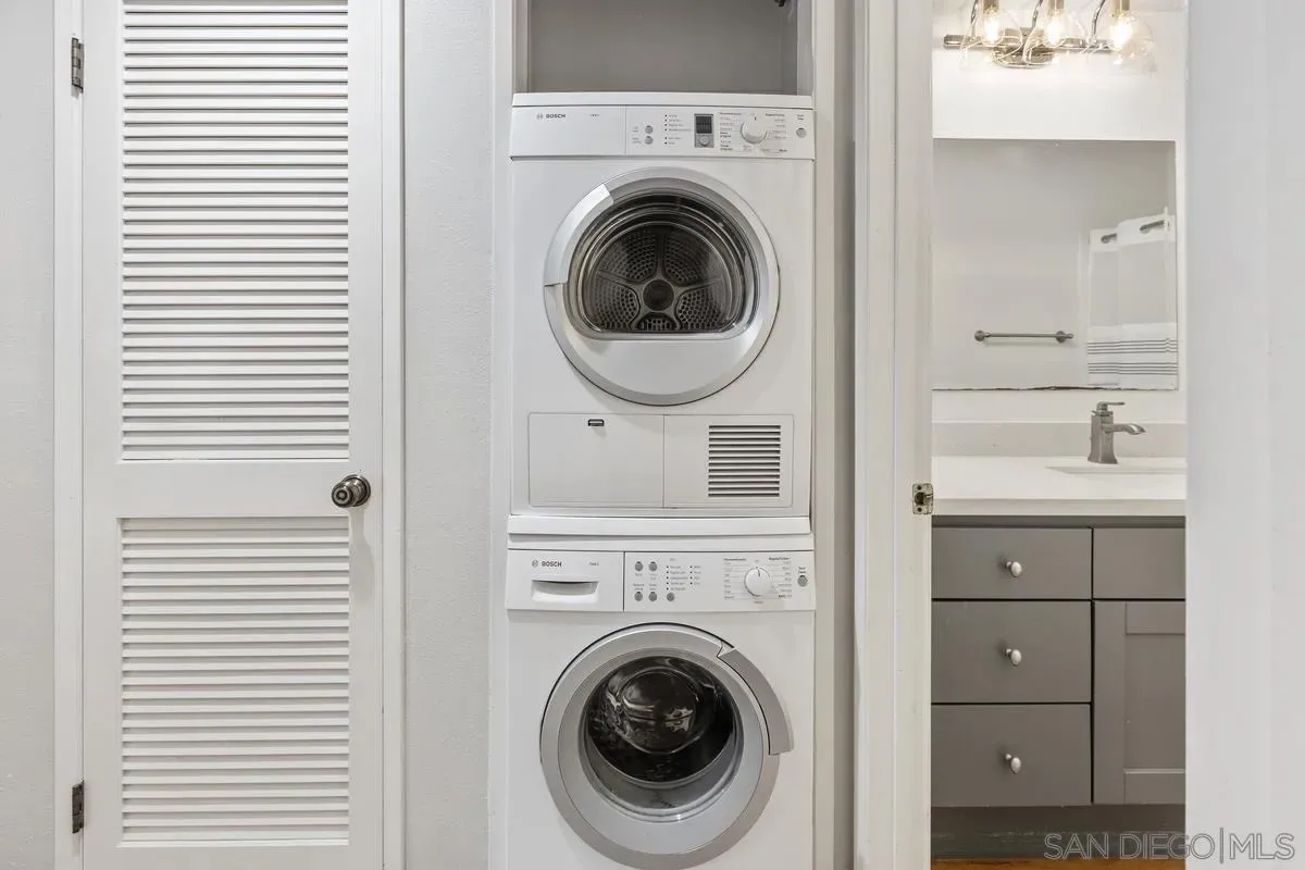 La Jolla, California 92037, United States, 2 Bedrooms Bedrooms, ,2 BathroomsBathrooms,Residential,Active,254048