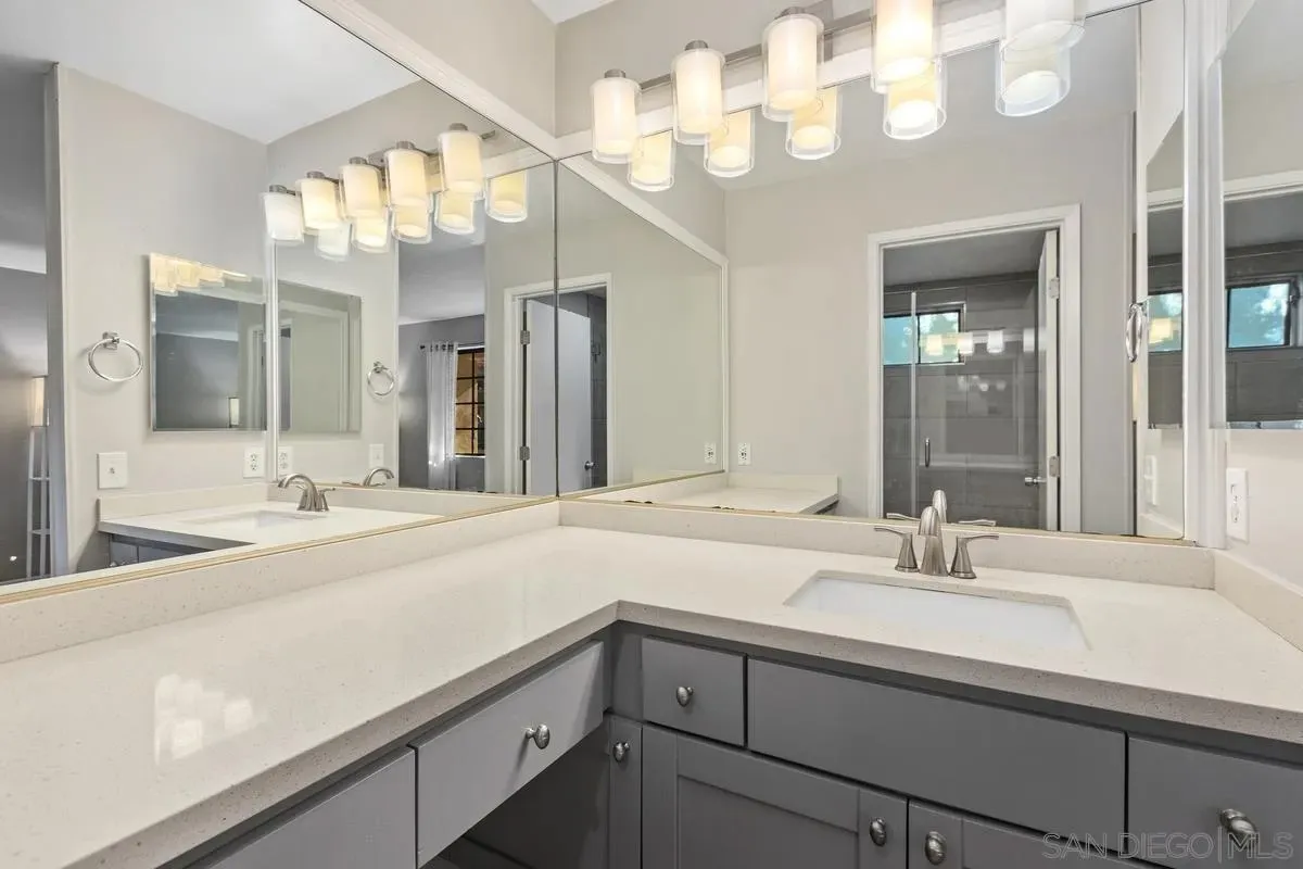 La Jolla, California 92037, United States, 2 Bedrooms Bedrooms, ,2 BathroomsBathrooms,Residential,Active,254048