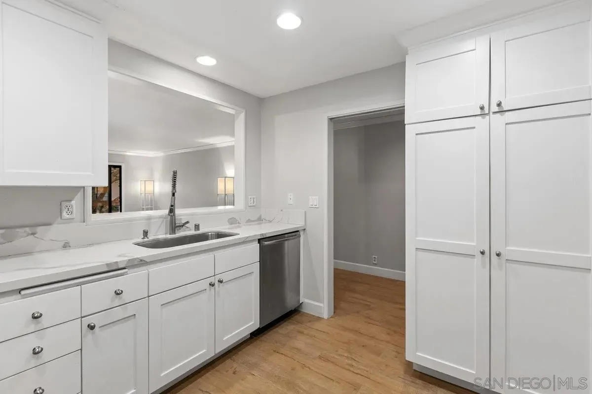 La Jolla, California 92037, United States, 2 Bedrooms Bedrooms, ,2 BathroomsBathrooms,Residential,Active,254048