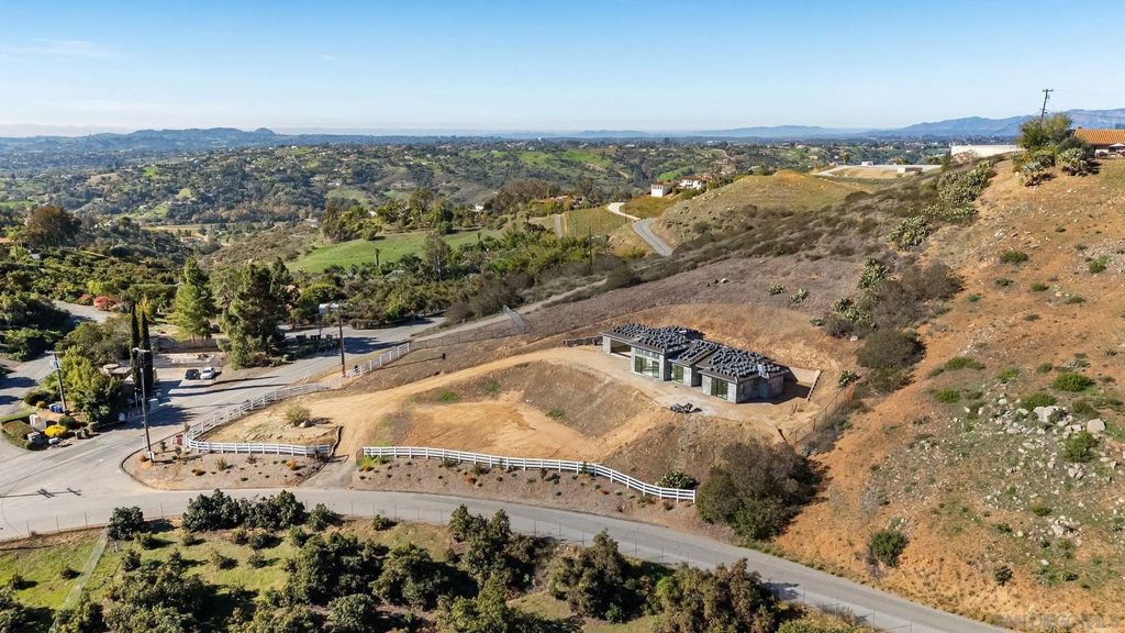 Photo of 3916 Citrus Dr, Fallbrook, CA 92028 (MLS # 250042984)