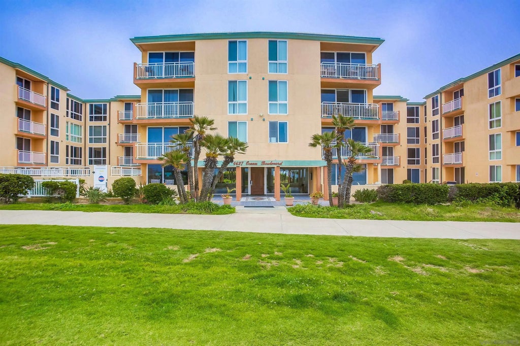 Photo of 4627 Ocean Blvd #402, San Diego, CA 92109 (MLS # 260025237)