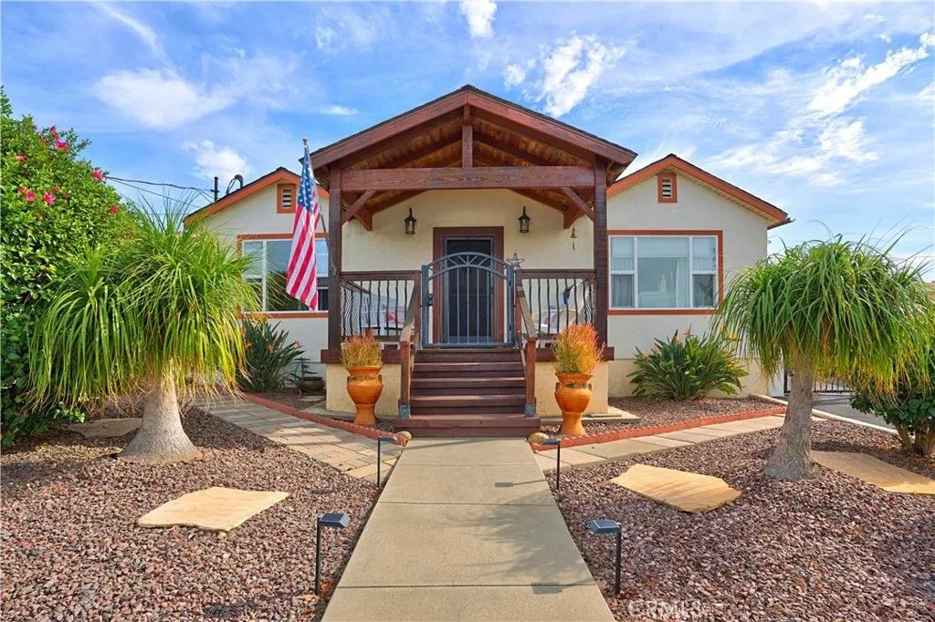 Photo of 637 Iowa St, Fallbrook, CA 92028 (MLS # SW25253701)