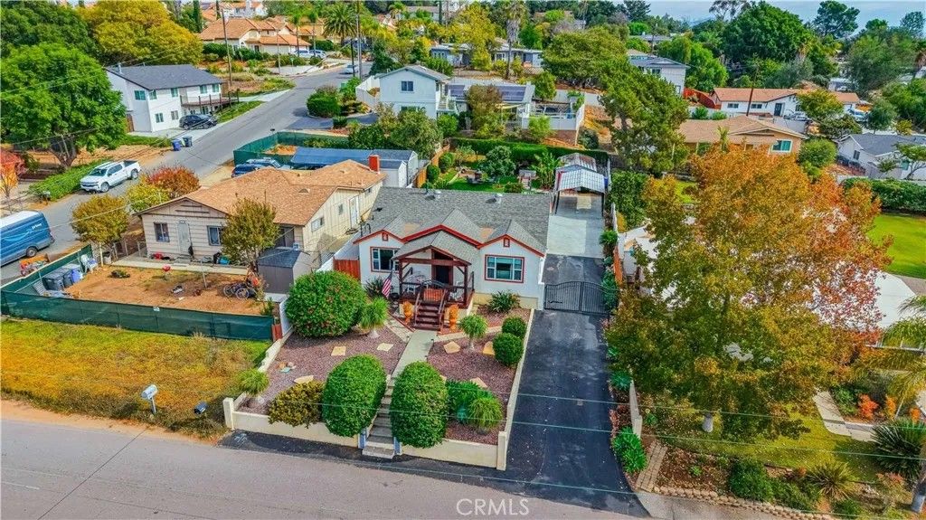 Photo of 637 Iowa St, Fallbrook, CA 92028 (MLS # SW25253701)