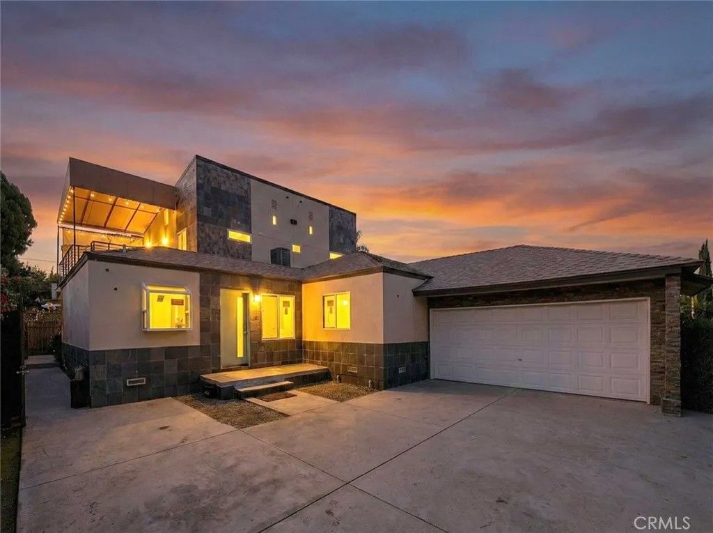 Photo of 18750 Collins Street, Tarzana, CA 91356 (MLS # GD26010389)